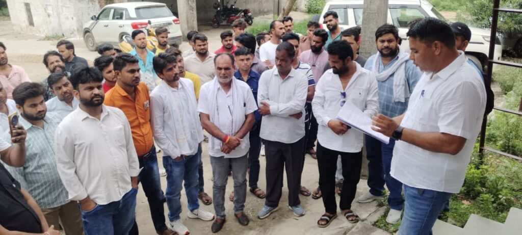 स्थानीय लोगों को नियमानुसार बजरी उपलब्ध कराने की मांग, मुख्यमंत्री के नाम सौंपा ज्ञापन 1 WhatsApp Image 2026 08 03 at 1.38.49 PM