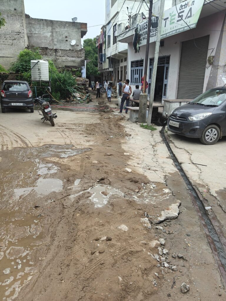जलदाय विभाग ठेकेदार की लापरवाही से खोदी सड़कें बनीं हादसों का कारण, बरसात में राहगीरों की बढ़ी मुश्किलें 1 WhatsApp Image 2026 08 05 at 4.12.59 PM