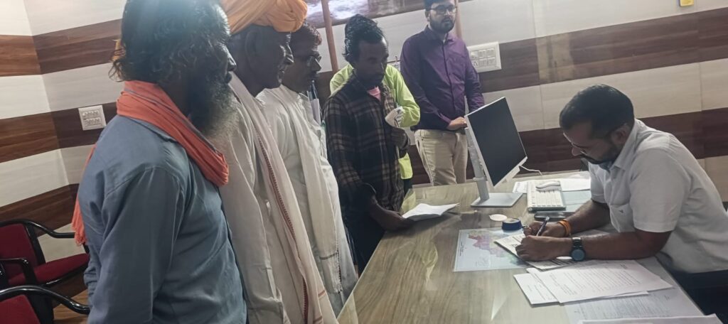 लक्ष्मीपुरा में चरागाह भूमि पर अवैध अतिक्रमण से ग्रामीण व्यथित, शिक्षक दंपति एवं अन्य पर अतिक्रमण का आरोप 1 WhatsApp Image 2026 08 05 at 4.38.53 PM 1
