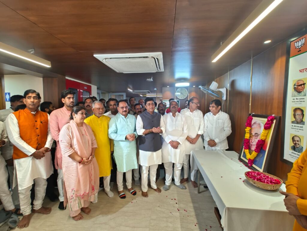 प्रो. ओमप्रकाश कोहली की जयंती पर भाजपा नेताओं ने किया नमन, संगठन के प्रति समर्पण को किया याद 1 WhatsApp Image 2026 08 09 at 1.08.27 PM