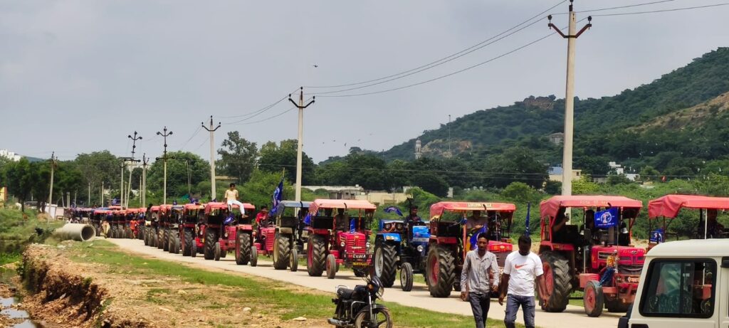 बजरी नहीं मिलने से भड़का आक्रोश, ट्रैक्टर रैली निकालकर सौंपा ज्ञापन 1 WhatsApp Image 2026 08 14 at 3.22.21 PM