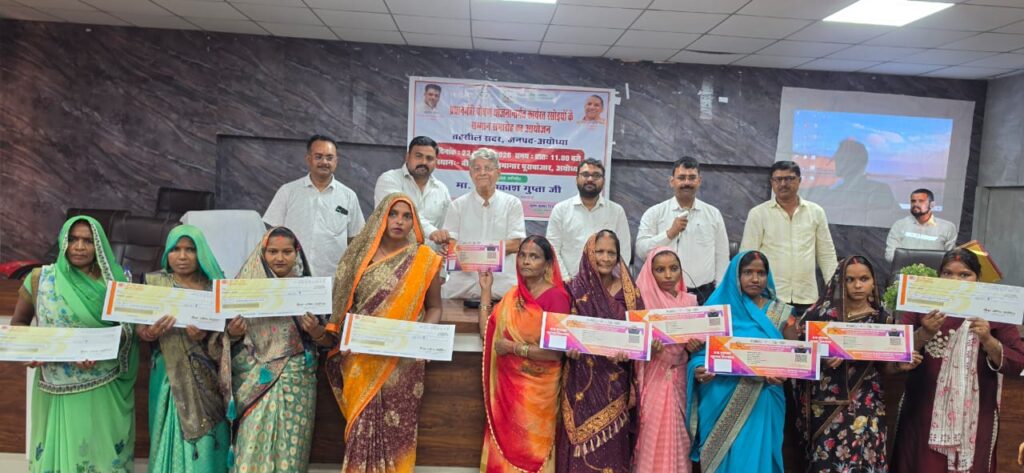 विधायक वेद गुप्ता ने किया रसोइयों का सम्मान, बोले- बच्चों के पोषण में इनकी अहम भूमिका 1 WhatsApp Image 2026 08 23 at 13.22.35