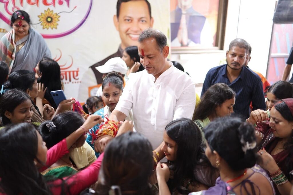 बहनों के स्नेह से मजबूत हुआ जनसेवा का संकल्प, मंत्री रविन्द्र इन्द्राज सिंह को सैकड़ों बहनों ने बांधी राखी 1 WhatsApp Image 2026 08 23 at 19.09.19 1