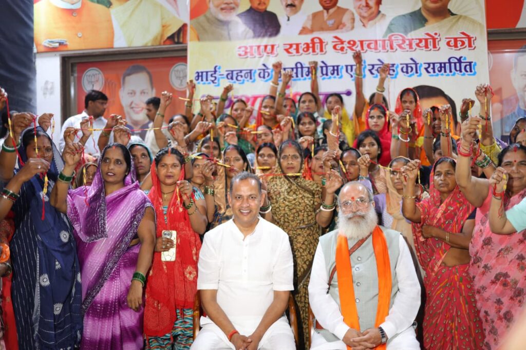 बहनों के स्नेह से मजबूत हुआ जनसेवा का संकल्प, मंत्री रविन्द्र इन्द्राज सिंह को सैकड़ों बहनों ने बांधी राखी 2 WhatsApp Image 2026 08 23 at 19.09.19