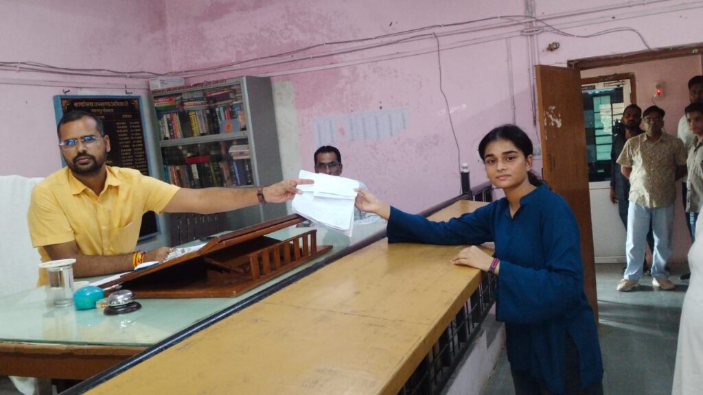 जेन जी प्रोटेस्ट का असर: 21 वर्षीय सानिया ने ठोकी चुनावी ताल, दादा ने भी दाखिल किया निर्दलीय नामांकन 1 WhatsApp Image 2026 08 27 at 16.18.17