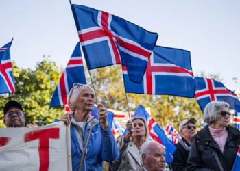 Close race as Iceland votes on whether to restart talks on joining EU 2 Close race as Iceland votes on whether to restart talks on joining EU