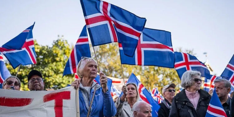 Close race as Iceland votes on whether to restart talks on joining EU