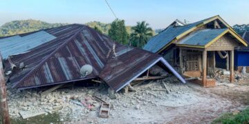 Indonesia’s Flores quake kills 20 as tsunami warning is lifted
