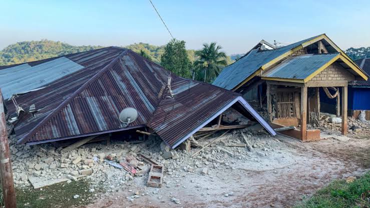 Indonesia’s Flores quake kills 20 as tsunami warning is lifted