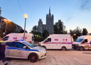 3 killed, 21 injured in blast outside Moscow restaurant 7 3 killed, 21 injured in blast outside Moscow restaurant