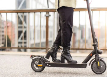 Paris tells e-scooter riders to wear safety gear or face fines 4 Paris tells e-scooter riders to wear safety gear or face fines