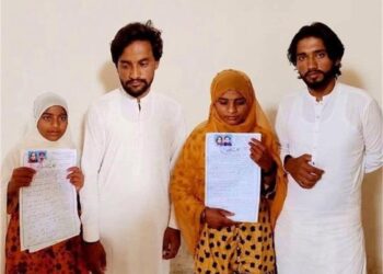 Two Hindu Minor Sisters Allegedly Abducted in Pakistan, Forced Into Conversion and Marriage; Girls Break Down After Seeing Parents in Court 2 Two Hindu Minor Sisters Allegedly Abducted in Pakistan, Forced Into Conversion and Marriage; Girls Break Down After Seeing Parents in Court