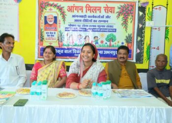 मंत्री श्रीमती लक्ष्मी राजवाड़े ने बच्चों को कराया न्योता भोज, माताओं को भेंट किए मुनगा के पौधे 4 मंत्री श्रीमती लक्ष्मी राजवाड़े ने बच्चों को कराया न्योता भोज, माताओं को भेंट किए मुनगा के पौधे