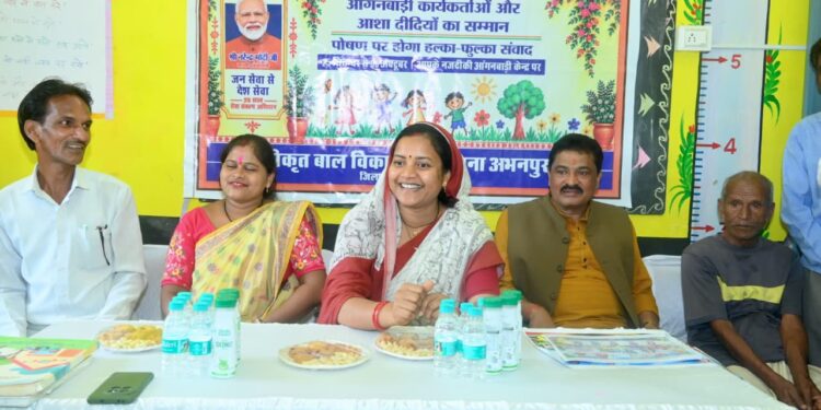 मंत्री श्रीमती लक्ष्मी राजवाड़े ने बच्चों को कराया न्योता भोज, माताओं को भेंट किए मुनगा के पौधे 1 मंत्री श्रीमती लक्ष्मी राजवाड़े ने बच्चों को कराया न्योता भोज, माताओं को भेंट किए मुनगा के पौधे