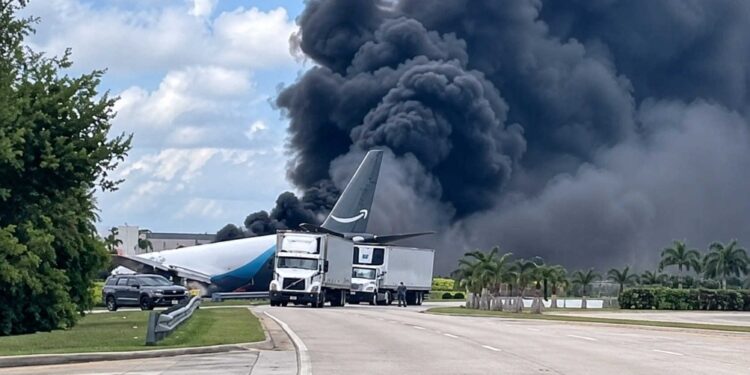 ระทึก! เครื่องบิน Amazon Prime Air ตกกระแทกพื้นขณะลงจอดที่ ‘ไมอามี’ ก่อนพุ่งชนรถพังยับ-ดับอย่างน้อย 5 คน