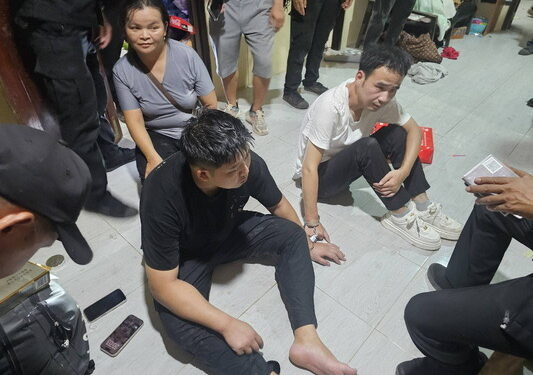 หญิงโพนพิสัยอุ้ม 2 หนุ่มจีนลอบข้ามโขงเข้าบ้าน พบพาสปอร์ตปลอม-สารภาพถูกจ้างมาขนทอง
