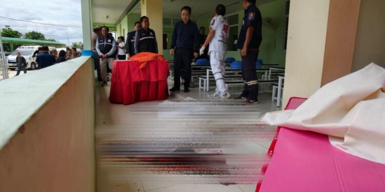 ตำรวจบุกยิงภรรยา ดับคาโรงเรียนอนุบาลหนองปลาไหล เด็ก 44 คนปลอดภัย เร่งเกลี้ยกล่อมมอบตัว