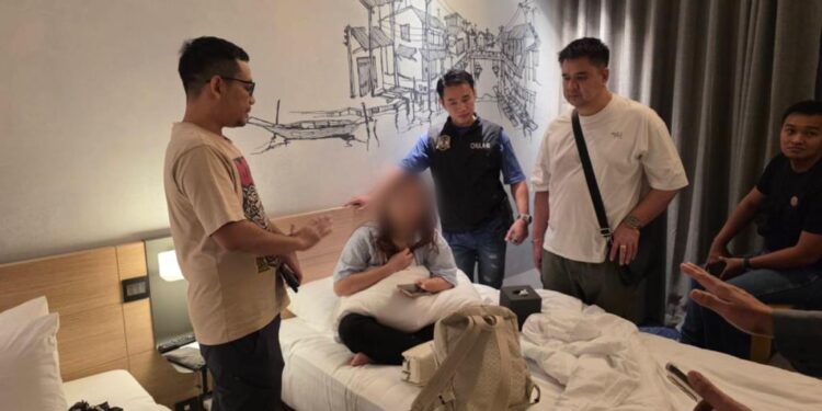 ACSC บุกช่วย นศ.สาว โดนแก๊งคอลฯ ขู่ฟอกเงิน-ลวงพ่อโอน 1.7 ล้าน อ้างทุนเรียนต่อสหรัฐฯ 1 ACSC บุกช่วย นศ.สาว โดนแก๊งคอลฯ ขู่ฟอกเงิน-ลวงพ่อโอน 1.7 ล้าน อ้างทุนเรียนต่อสหรัฐฯ