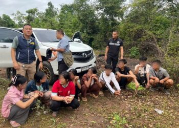 ระทึก! ตร.ทางหลวงไล่ล่ากระบะขนแรงงานต่างด้าว 20 กม. คนขับทิ้งรถหนี 9 ชีวิตวิ่งเข้าป่า สุดท้ายไม่รอด