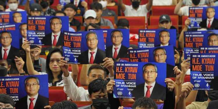 ชาวพม่าในต่างแดนรวมตัวหนุน ‘จ่อโมตุน’ นั่งเก้าอี้ทูตยูเอ็นต่อ หลังรัฐบาลเนปิดอพยายามออกหมายจับ 1 ชาวพม่าในต่างแดนรวมตัวหนุน ‘จ่อโมตุน’ นั่งเก้าอี้ทูตยูเอ็นต่อ หลังรัฐบาลเนปิดอพยายามออกหมายจับ