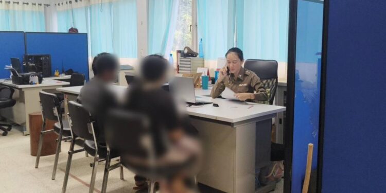 ตร.เชียงราย เริ่มสางคดีเด็กชายรุมจับ-กระทำชำเราเด็กหญิงคนบ้านเดียวกันวัย 7 ขวบ คาศาลาหมู่บ้าน 1 ตร.เชียงราย เริ่มสางคดีเด็กชายรุมจับ-กระทำชำเราเด็กหญิงคนบ้านเดียวกันวัย 7 ขวบ คาศาลาหมู่บ้าน