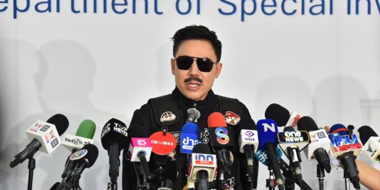 “ทนายตั้ม” สวมชุดเกราะ! มอบหลักฐาน ดีเอสไอ สอบเส้นเงิน-คลิปเสียง “กัน จอมพลัง” ชวนเล่นพนันออนไลน์ 1 “ทนายตั้ม” สวมชุดเกราะ! มอบหลักฐาน ดีเอสไอ สอบเส้นเงิน-คลิปเสียง “กัน จอมพลัง” ชวนเล่นพนันออนไลน์