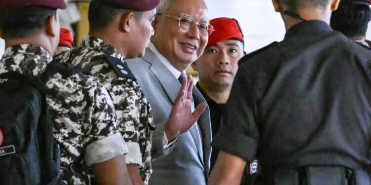 มาเลเซียวิจารณ์เดือด! กษัตริย์อนุญาต ‘นาจิบ’ จ่ายค่าปรับ 50 ล้านริงกิต แลกกักบริเวณในบ้าน แถมพรรค ‘ระดมเงินบริจาค’ ช่วยจ่าย