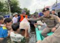 “พล.ต.อ.สำราญ” นำทีมตำรวจลุยน้ำช่วยชาวเคหะร่มเกล้า ใช้บทเรียนหาดใหญ่เป็นแนวทางรับมือ