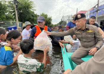 “พล.ต.อ.สำราญ” นำทีมตำรวจลุยน้ำช่วยชาวเคหะร่มเกล้า ใช้บทเรียนหาดใหญ่เป็นแนวทางรับมือ