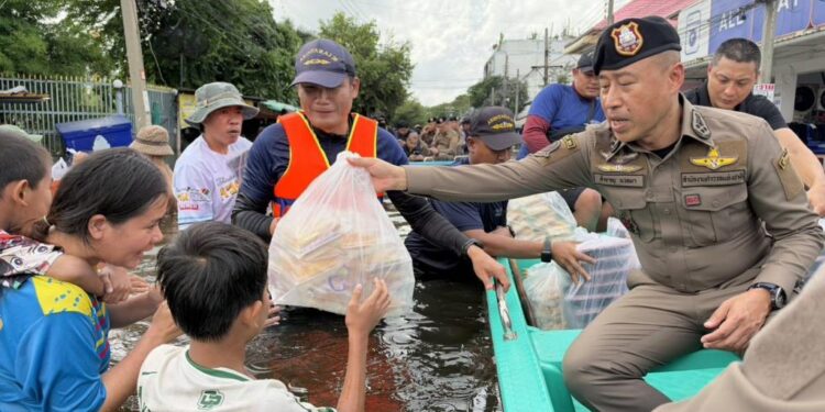 “พล.ต.อ.สำราญ” นำทีมตำรวจลุยน้ำช่วยชาวเคหะร่มเกล้า ใช้บทเรียนหาดใหญ่เป็นแนวทางรับมือ 1 “พล.ต.อ.สำราญ” นำทีมตำรวจลุยน้ำช่วยชาวเคหะร่มเกล้า ใช้บทเรียนหาดใหญ่เป็นแนวทางรับมือ