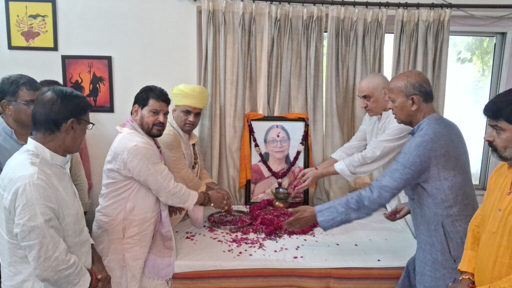निर्मल खत्री के यहां शोक संवेदना व्यक्त करने पहुंचे बृजभूषण सिंह आदि 1 WhatsApp Image 2026 09 18 at 18.41.54
