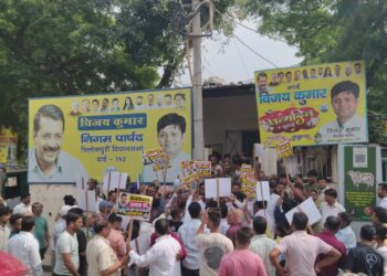 त्रिलोकपुरी में सफाईकर्मी दीपक आत्महत्या मामले पर प्रदर्शन, पार्षद विजय कुमार के इस्तीफे की मांग तेज