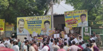 त्रिलोकपुरी में सफाईकर्मी दीपक आत्महत्या मामले पर प्रदर्शन, पार्षद विजय कुमार के इस्तीफे की मांग तेज