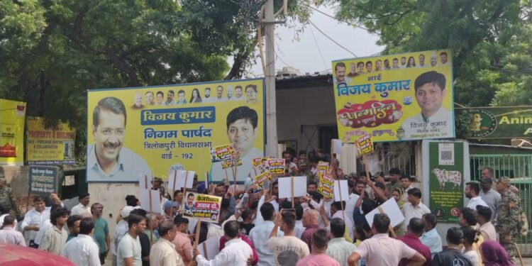 त्रिलोकपुरी में सफाईकर्मी दीपक आत्महत्या मामले पर प्रदर्शन, पार्षद विजय कुमार के इस्तीफे की मांग तेज 1 त्रिलोकपुरी में सफाईकर्मी दीपक आत्महत्या मामले पर प्रदर्शन, पार्षद विजय कुमार के इस्तीफे की मांग तेज
