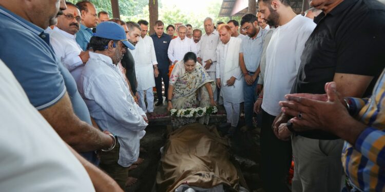 दिल्ली के महापौर प्रवेश वाही को मातृ शोक, निगमबोध घाट पर हुआ अंतिम संस्कार 1 दिल्ली के महापौर प्रवेश वाही को मातृ शोक, निगमबोध घाट पर हुआ अंतिम संस्कार