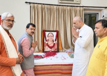 स्वर्गीय बीना खत्री को श्रद्धांजलि देने विभिन्न दलों के नेताओं एवं गणमान्य लोगों का पहुंचना जारी