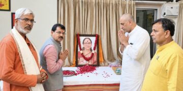 स्वर्गीय बीना खत्री को श्रद्धांजलि देने विभिन्न दलों के नेताओं एवं गणमान्य लोगों का पहुंचना जारी