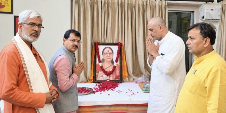 स्वर्गीय बीना खत्री को श्रद्धांजलि देने विभिन्न दलों के नेताओं एवं गणमान्य लोगों का पहुंचना जारी