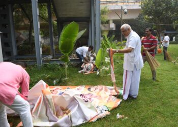 Delhi BJP Leaders Clear Five Tempo-Loads of Garbage, Launch Tree Plantation Drive