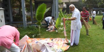 Delhi BJP Leaders Clear Five Tempo-Loads of Garbage, Launch Tree Plantation Drive