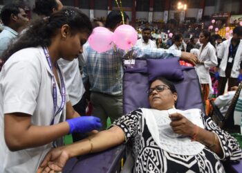 1,188 महिलाओं ने रक्तदान कर नई तस्वीर पेश की, गोल्डन बुक ऑफ वर्ल्ड रिकार्ड में 8 घंटे में सबसे अधिक महिलाओं के रक्तदान का रिकार्ड दर्ज, मुख्यमंत्री को दिया गया प्रमाण पत्र