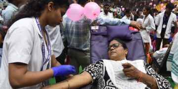 1,188 महिलाओं ने रक्तदान कर नई तस्वीर पेश की, गोल्डन बुक ऑफ वर्ल्ड रिकार्ड में 8 घंटे में सबसे अधिक महिलाओं के रक्तदान का रिकार्ड दर्ज, मुख्यमंत्री को दिया गया प्रमाण पत्र