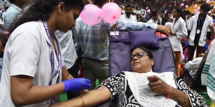 1,188 महिलाओं ने रक्तदान कर नई तस्वीर पेश की, गोल्डन बुक ऑफ वर्ल्ड रिकार्ड में 8 घंटे में सबसे अधिक महिलाओं के रक्तदान का रिकार्ड दर्ज, मुख्यमंत्री को दिया गया प्रमाण पत्र 1 1,188 महिलाओं ने रक्तदान कर नई तस्वीर पेश की, गोल्डन बुक ऑफ वर्ल्ड रिकार्ड में 8 घंटे में सबसे अधिक महिलाओं के रक्तदान का रिकार्ड दर्ज, मुख्यमंत्री को दिया गया प्रमाण पत्र
