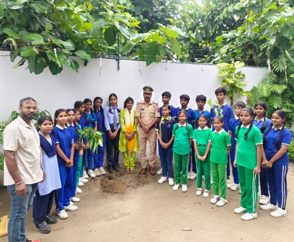 खाकी वाले गुरु ने पौधारोपण करने के साथ शिक्षा सुरक्षा और रक्तदान प्रति किया जागरूक 1 WhatsApp Image 2026 09 24 at 3.24.23 PM