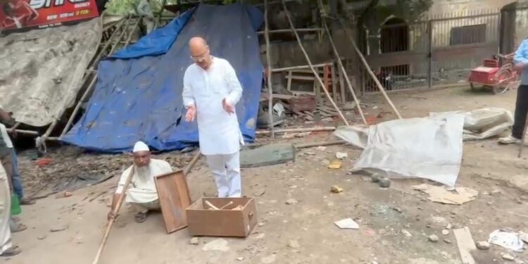 काली मंदिर के पास कबाड़ी की झुग्गी से मानव कंकाल मिलने पर हड़कंप, दिल्ली भाजपा ने जांच की मांग की 1 काली मंदिर के पास कबाड़ी की झुग्गी से मानव कंकाल मिलने पर हड़कंप, दिल्ली भाजपा ने जांच की मांग की