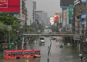 'Sleeping On Table For 2 Days': Over 52,000 Houses Flooded In Bangkok, Thousands Moved To Shelters 3 ‘Sleeping On Table For 2 Days’: Over 52,000 Houses Flooded In Bangkok, Thousands Moved To Shelters