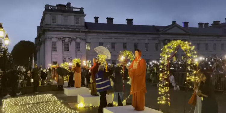 In A Historic First, London Hosts Ganga Aarti On Banks Of River Thames 1 In A Historic First, London Hosts Ganga Aarti On Banks Of River Thames