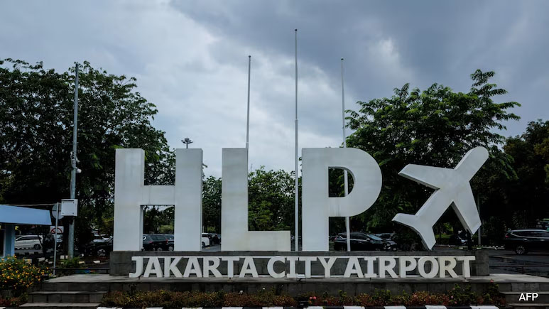 Jakarta Airport And Others Reopen After Volcanic Ash Crisis