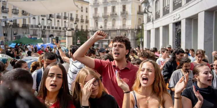 Spain announces ban on evictions after protests over 87-year-old woman’s removal from flat