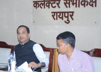 कलेक्टर ने की प्रधानमंत्री सूर्यघर मुफ्त बिजली योजना की प्रगति की समीक्षा